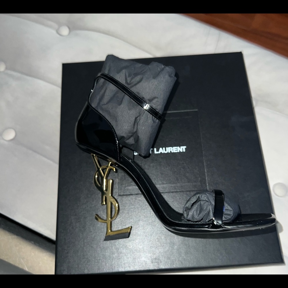 Ysl heels size 39 or US 9 only worn once to a graduation for two hours luxury